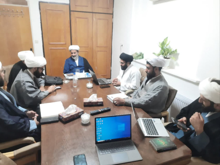 نشست بررسی موضوعات پایان نامه دانش پژوهان مرکز برگزار شد
