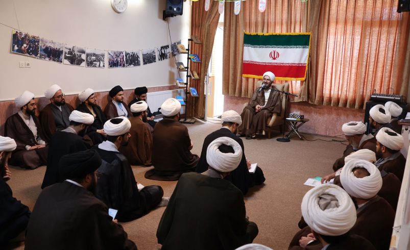 نشست صمیمانه حجت الاسلام و المسلمین حاج علی اکبری با دانش پژوهان